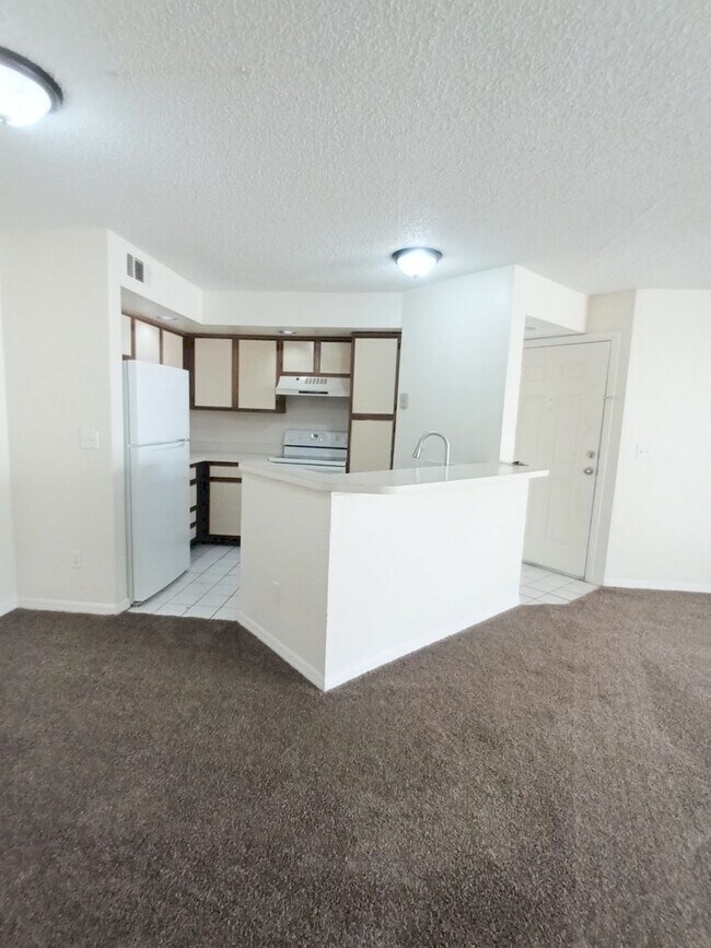 Building Photo - V1113