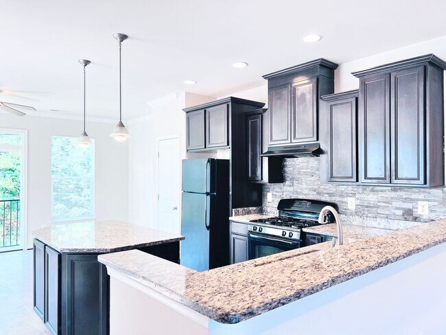 Building Photo - STAFFORD - 3 BEDROOM TOWNHOUSE - WOODSTREAM