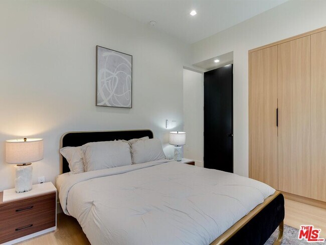 Building Photo - 5929 Hesperia Ave