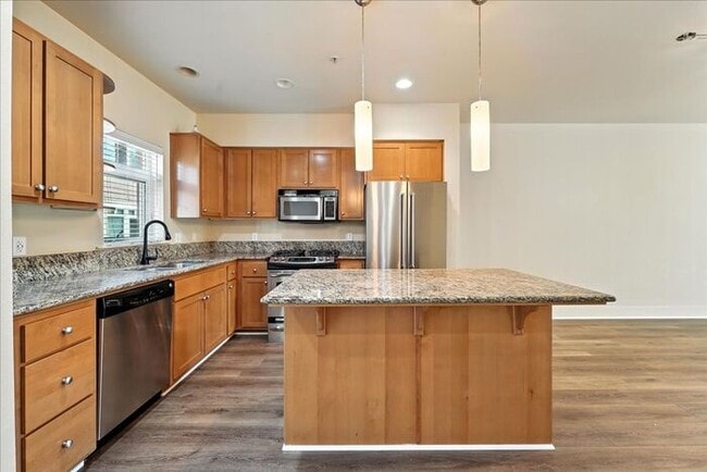 Building Photo - Versatile Townhome: Perfect for Live/Work ...