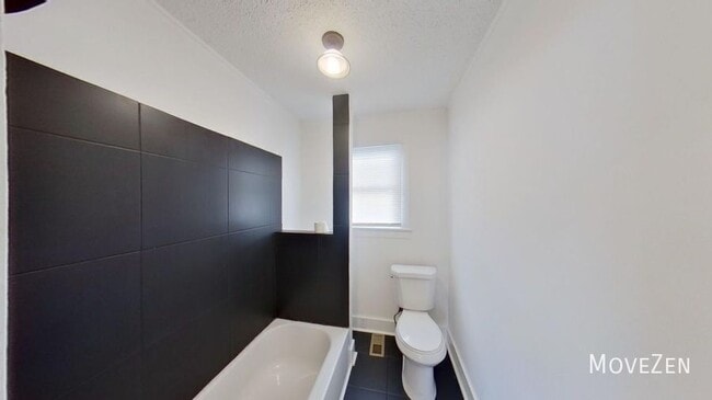 Building Photo - 1710 Oakwood Ave