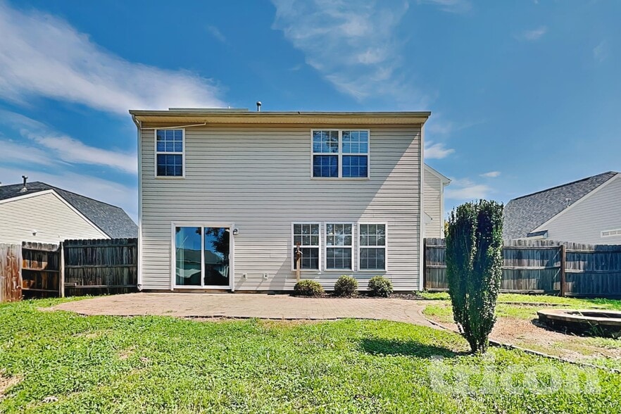 Building Photo - 2120 Clear Brook Dr
