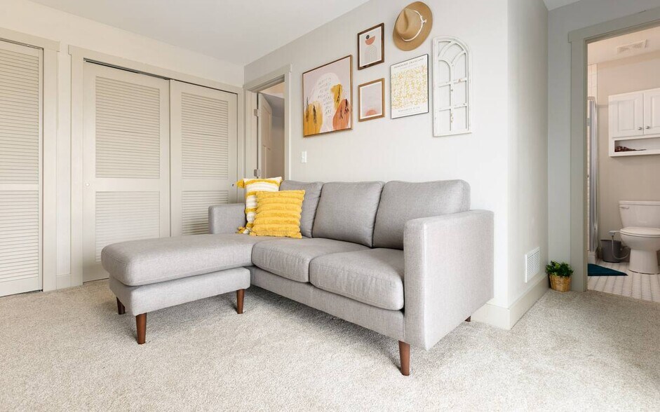 Building Photo - 913 Columbine Ave