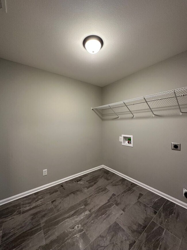 Building Photo - Beautiful 4 bedroom 2 1/2 Bath Home For Rent!