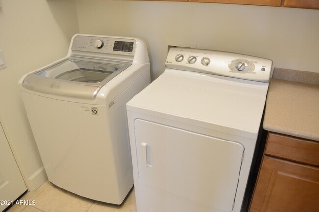 Building Photo - 7637 E Calle De Las Brisas