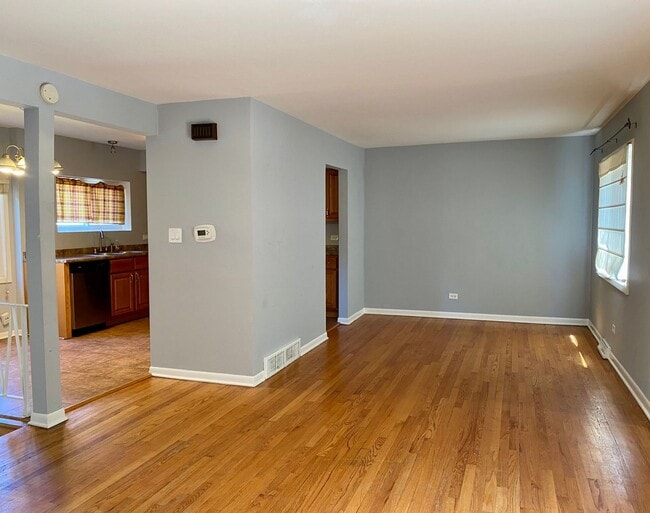 Building Photo - Cozy 3 bedroom 1.5 Bathroom Townhouse! Hardwood Throughout! Parking Included In Rent! Available f...