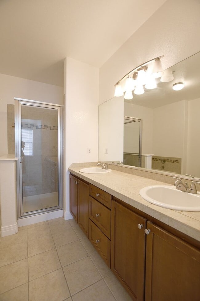 Building Photo - Centennial Condo for Rent! Outdoor Pool an...