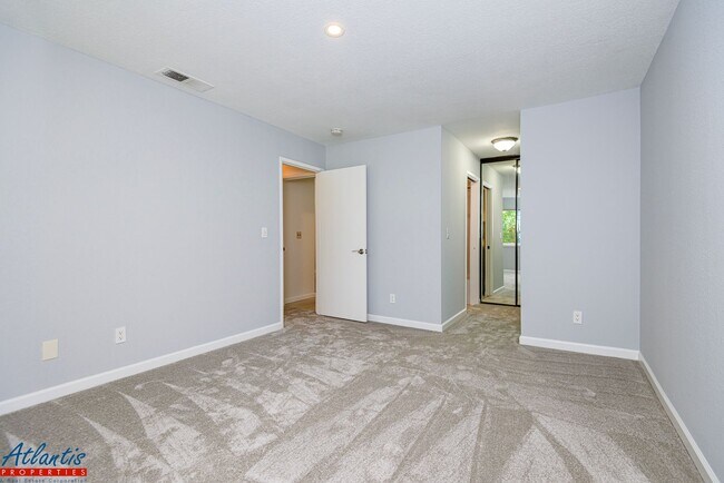 Building Photo - Beautiful Condo | Central A/C | Private Balcony