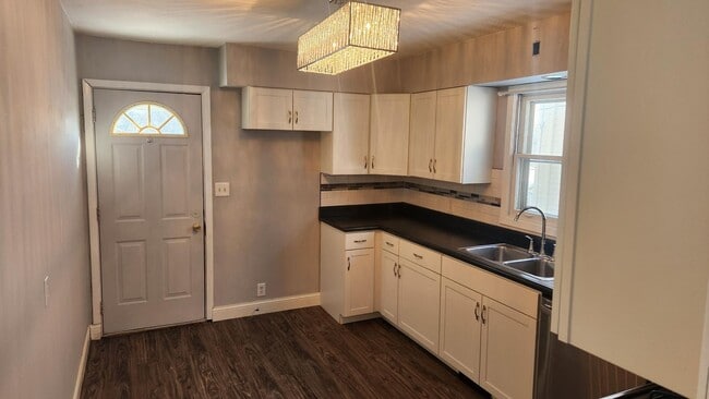 Building Photo - Historic, recently updated single-family h...