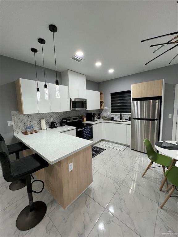 Building Photo - 15 E Iris Ave