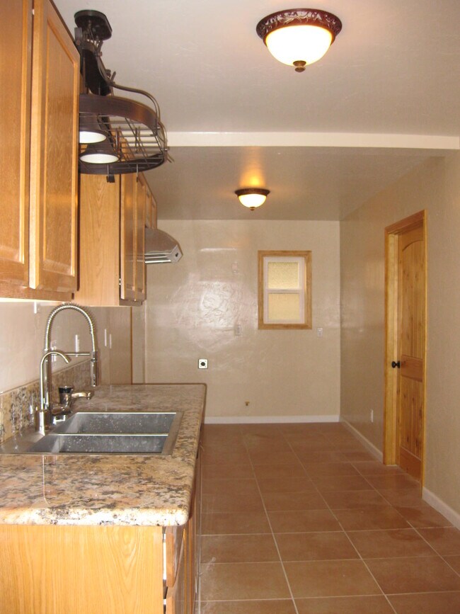 Building Photo - 2805 Fallbrook Ln