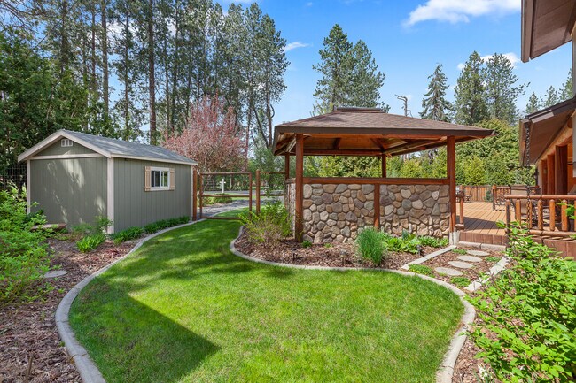 Building Photo - 10101 N Pines Rd
