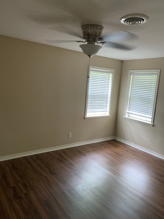 Building Photo - 203 W Carolanne Blvd