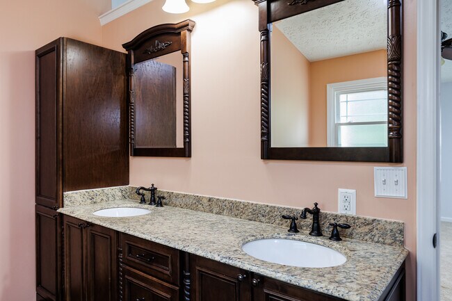 Building Photo - 206 Maumee Ct
