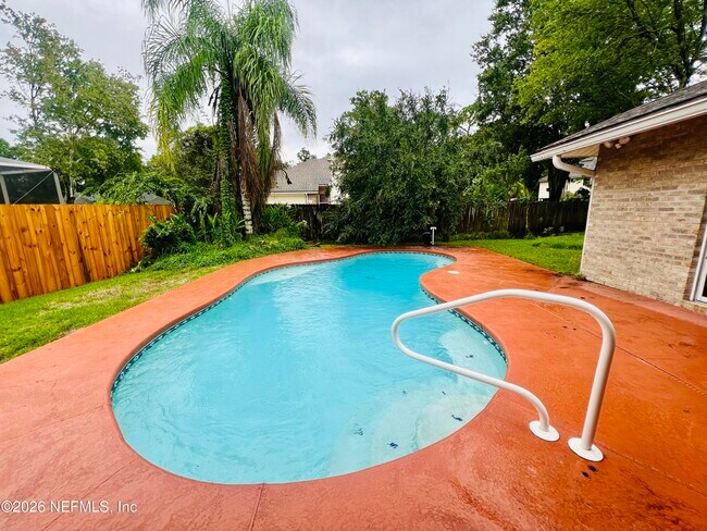 Building Photo - 1800 Castille Dr