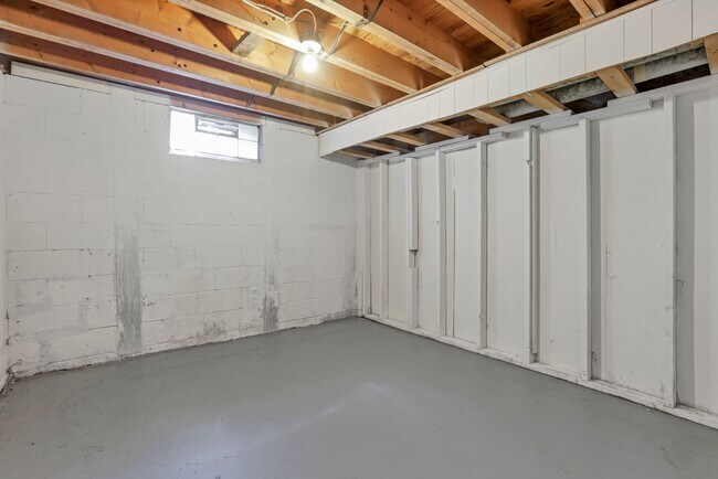 Building Photo - 307 S Wheatland Ave