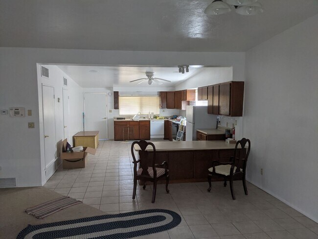 Building Photo - East Side Rental