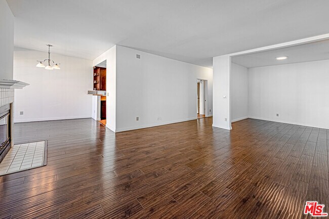 Building Photo - 860 S Lucerne Blvd