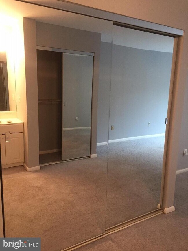 Building Photo - 5811 Royal Ridge Dr