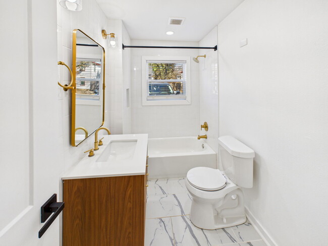 Building Photo - 607 Foch St