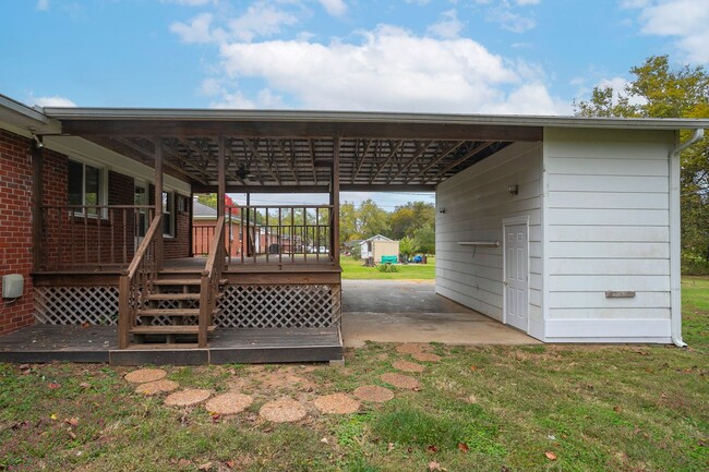 Building Photo - 208 Hillcrest Dr