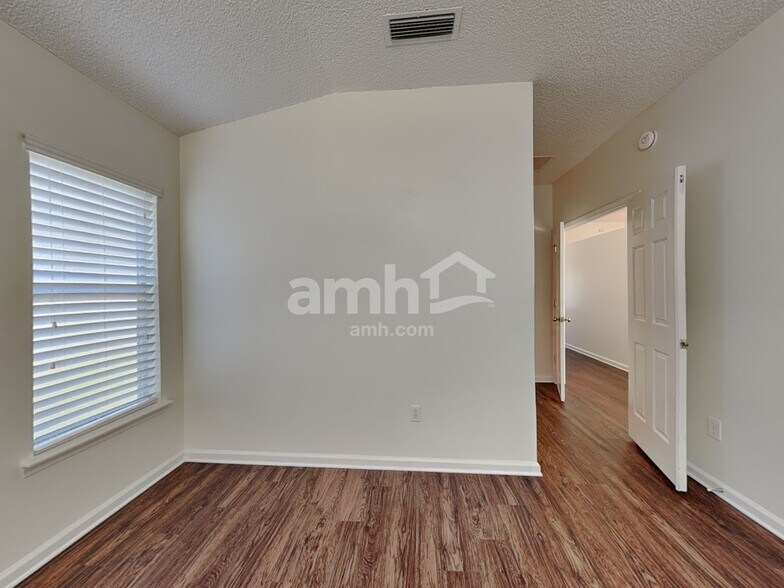 Building Photo - 5682 Shady Pine St S