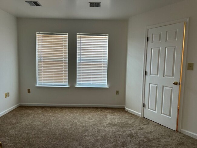 Building Photo - 26 Petersburg Ln