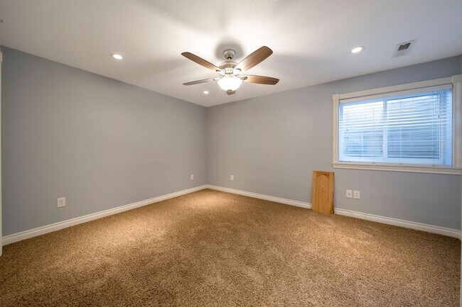 Building Photo - Spacious 4 Bed, 3 Bath Pet-Friendly Home w...