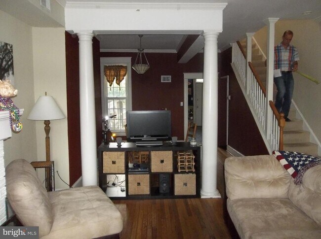 Building Photo - 623 Morris Pl NE