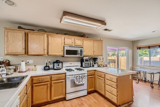 Building Photo - Furnished luxury spacious single family house. Gustavo Lopez AMSI