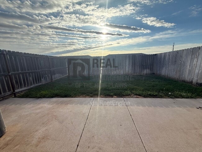 Building Photo - 13057 Raymond Rd