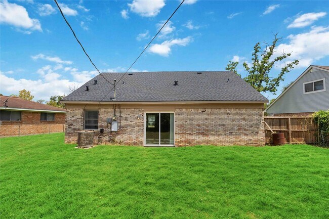 Building Photo - 17210 Woodburn Dr
