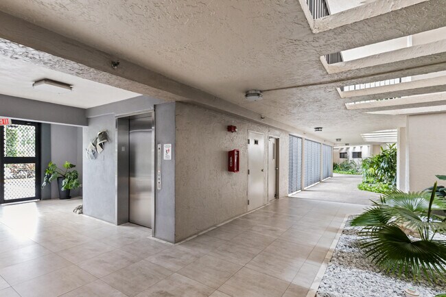 Building Photo - 5279 Fountains Dr S