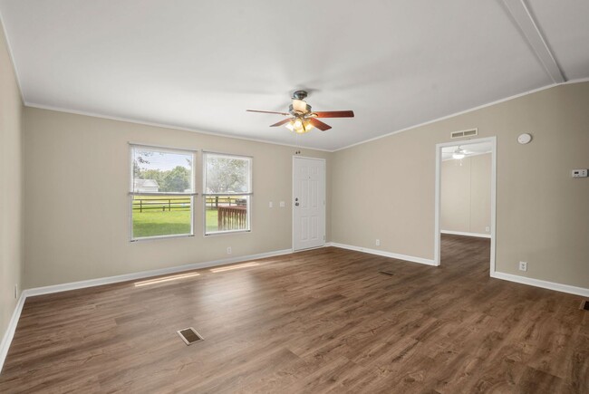 Building Photo - beautifully refreshed 3-bedroom, 2-bath ho...