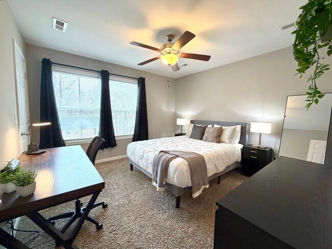 Building Photo - 925 Woody Hills Dr