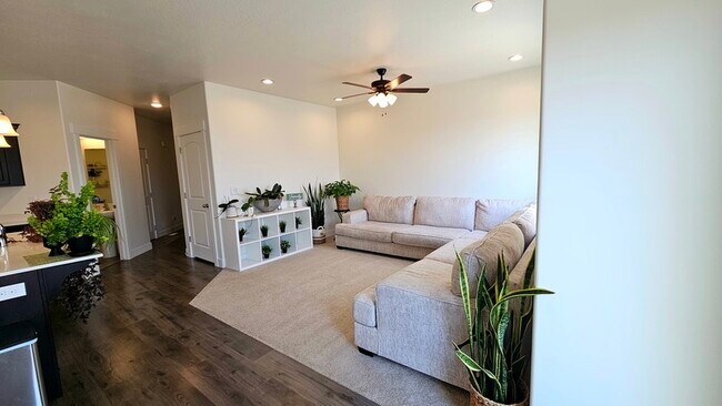 Building Photo - 983 W Coral Charm Wy