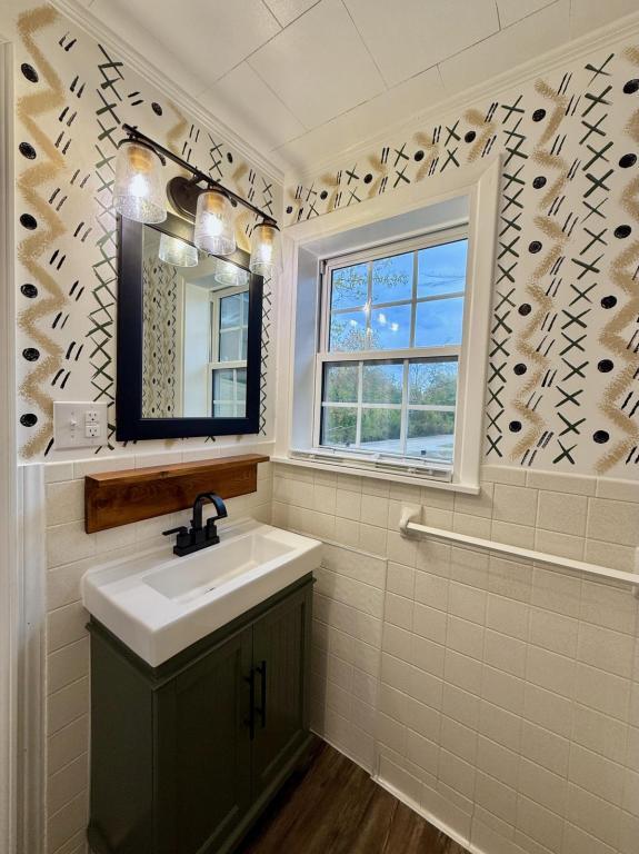 Building Photo - 11025-11107 107 Cutoff