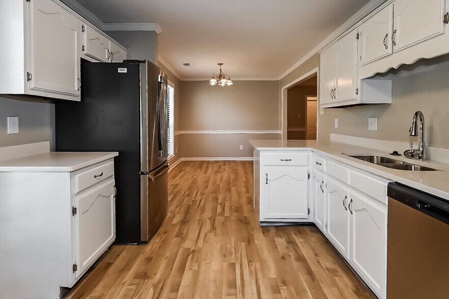 Building Photo - 185 Parkway Cove W