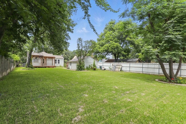 Building Photo - 2516 Primrose Ave