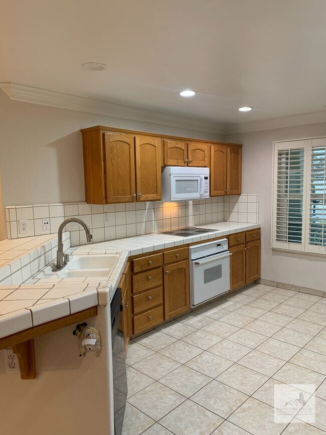 Building Photo - 1679 E La Quinta Dr