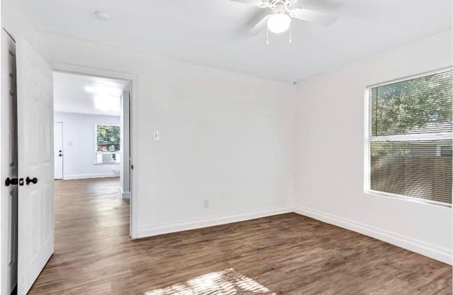 Building Photo - Charming 2 Bed / 1 Bath Duplex with big shared Backyard