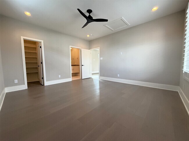 Building Photo - 1015 E 27th St