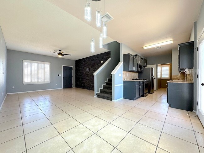 Building Photo - Gorgeous 5bed/3bath Refrig A/C with 2 Master Bedrooms!