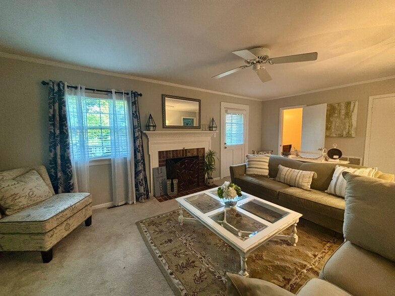 Family Room - 1101 Swissvale Pl