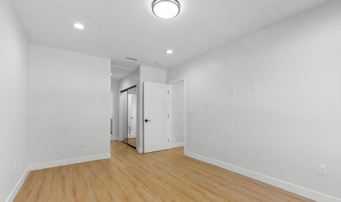 Building Photo - 1113 N Pass Ave