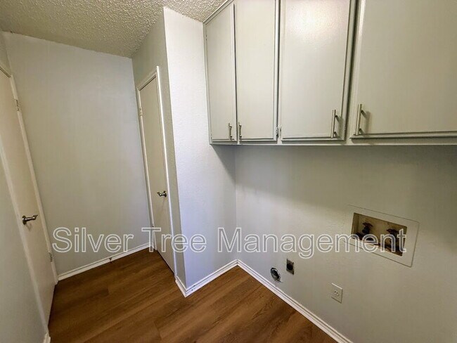 Building Photo - 6847 S Creek Dr