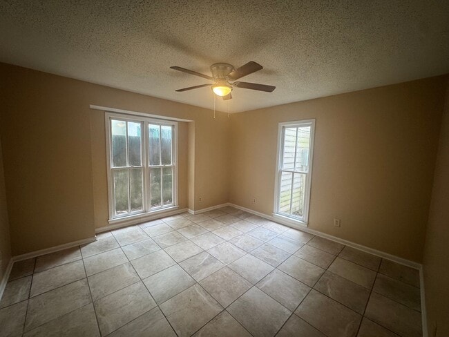 Building Photo - Large Townhome