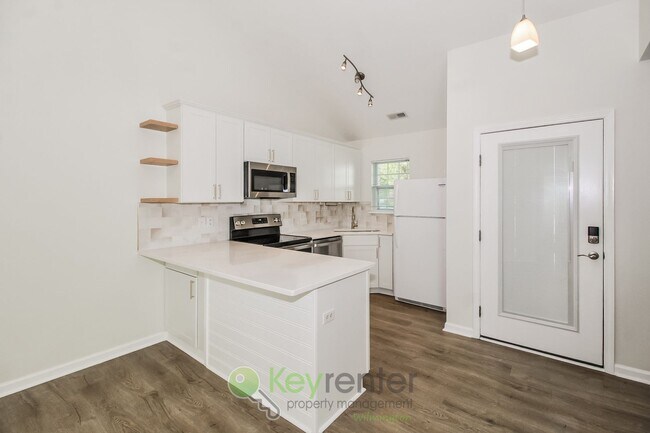 Building Photo - $200 Off 1st Month's Rent - 2 Bdrm/ 2 Bath, Townhome in Wilmington