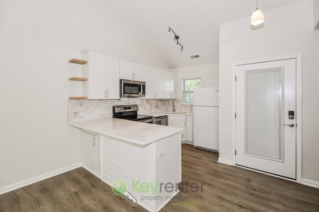Building Photo - $500 Off 1st Month's Rent - Beautiful Townhome - 2 Br/2 Bath, Pet-Friendly. Just minutes from The...