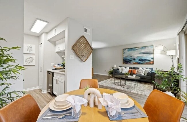 Building Photo - 2020 Plantation Dr